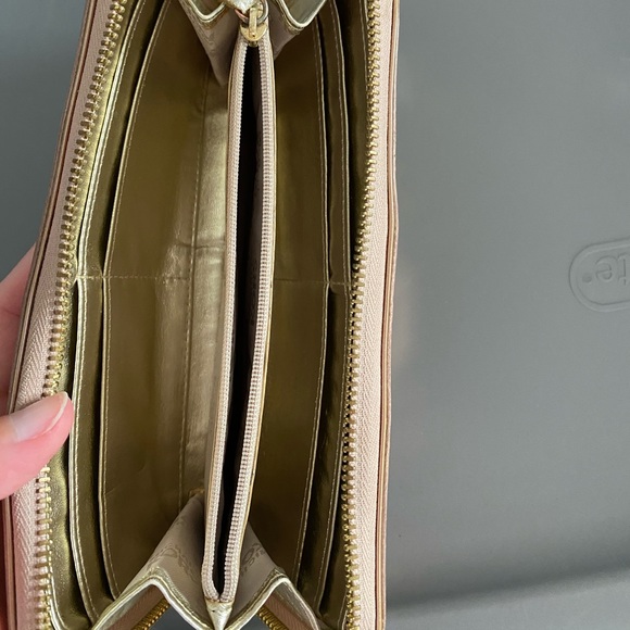 Rose gold Michael Kors wallet - Picture 3 of 3